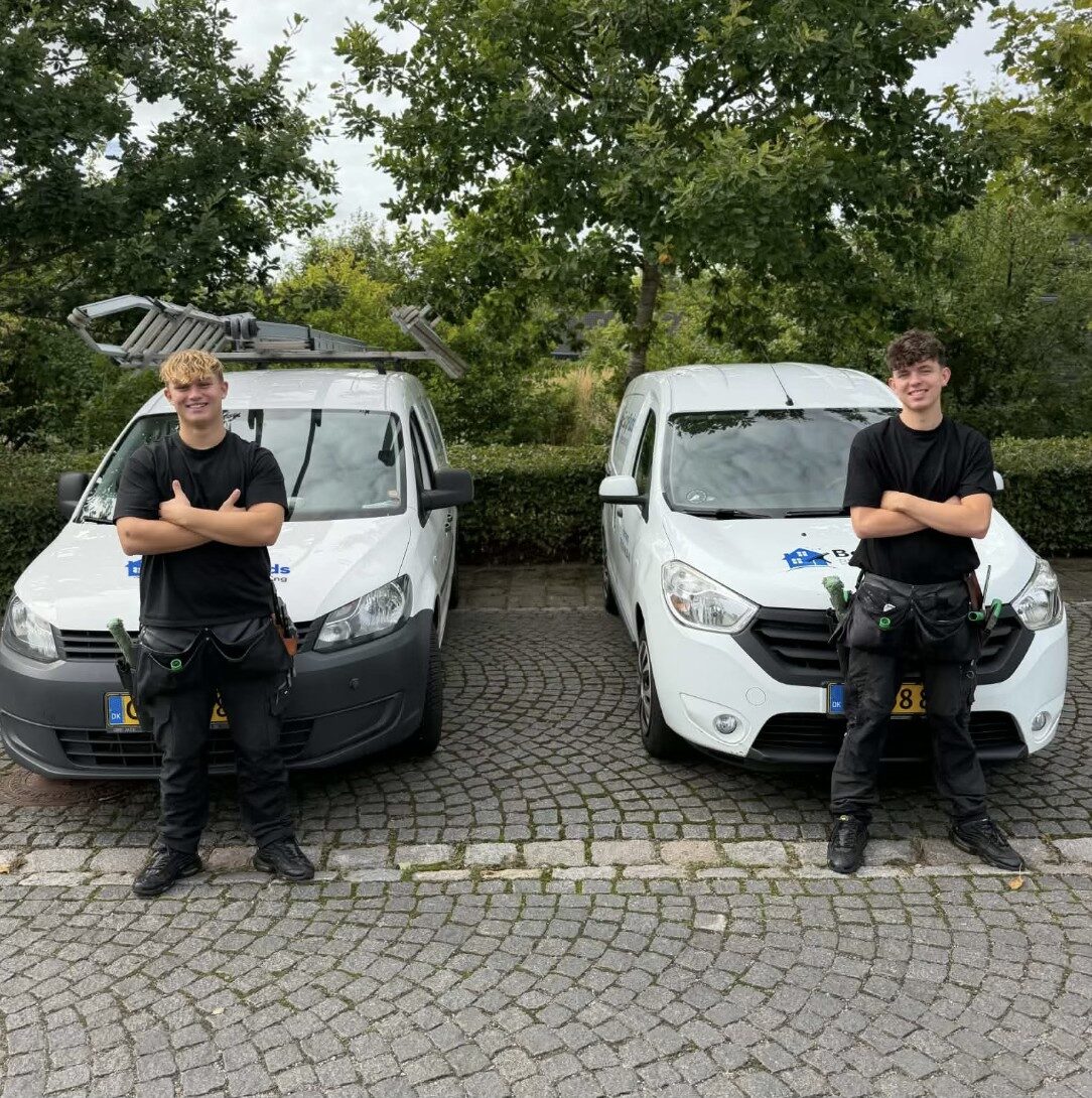 Christoffer og Mads fra BoligPuds BP foran deres biler